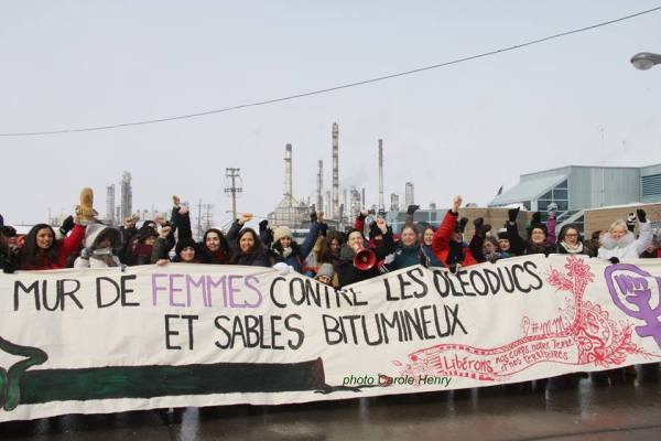 Mur de femmes contre les oléoducs et les sables bitumineux (source: https://www.facebook.com/events/1714565932112426/)